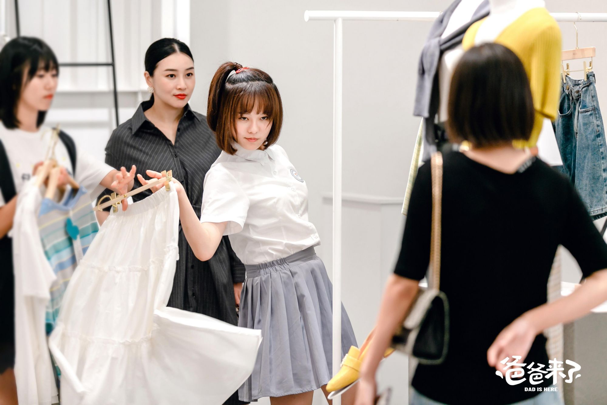 看起来什么都不会的老爸竟然成了校园风云人物，跟大家一起打篮球，组乐队，惩恶扬善保护受欺负的同学。原来爸爸也曾经青春热血，有自己的梦想，却为了孩子回归家庭，踏踏实实过日子。看似只会读书考试的高中生秦晓晓，居然独自将小超市打理得井井有条，“挽救”了家里可怜兮兮的财务状况。秦云飞为女儿的优秀感到骄傲，意识到自己的懒惰散漫，晓晓也逐渐了解爸爸的不易，明白了学和考试并不是唯一，还有快乐和真情也同样值得追逐。在这一次啼笑皆非的灵魂互换中，父女两人心与心之间的距离越来越近。