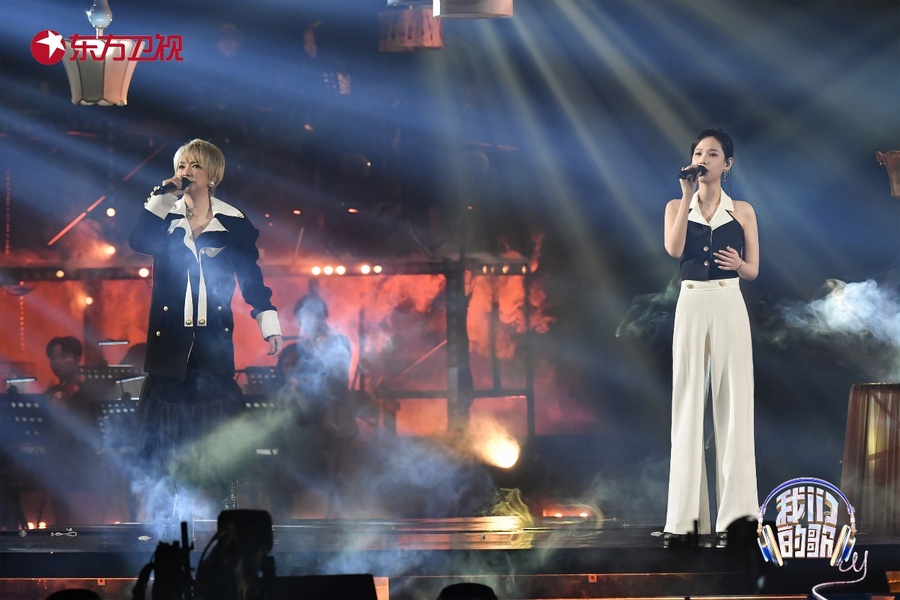 舞台上有人在演出中度可信度描述已自动生成