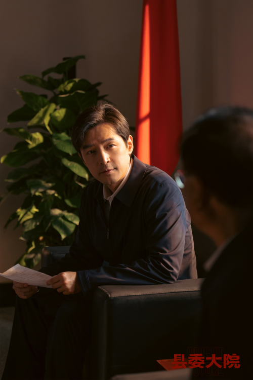 基层工作中难免有干群矛盾，光明县干部与群众之间的藩篱也不是一朝一夕就能改变的，城关镇党委书记乔胜利（王骁 饰）被扎完轮胎又遭玻璃被砸，而他似乎早已经习惯了这些。梅晓歌也深知光明县干群问题的难点所在，在迁坟动员会上，他推己及人、以情为出发点动员老干部们带头。不管是受错综人情关系裹挟的干部郝东风，还是老干部们的深明大义，哪怕是虽非完全情愿但却明事理识大体的郝东风家人，都在用接地气的真实演绎打动着每一位观众。而梅晓歌开大会讲真话的坦诚，省环保组突袭检查遭老邱举报给干部带来的无措，这些也是《县委大院》剧情被赞人间真实的所在。