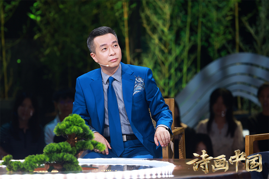 穿着蓝色西装的男人描述已自动生成