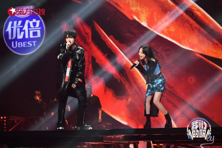 图片包含 男人, 站, 骑, 板子

描述已自动生成