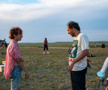 “甜茶”发型杂乱 电影《骨及所有》曝新幕后照