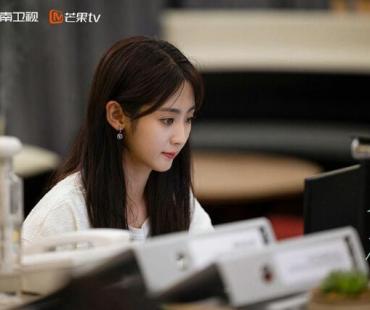 邢菲新剧《女士的品格》开播，挑战自我解锁全新身份