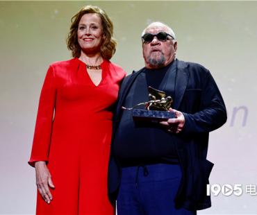 保罗·施拉德获终身成就金狮奖 马丁·斯科赛斯祝贺