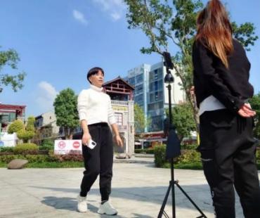 本地抖音主播“农村秀姐”，来中国微电影城打卡