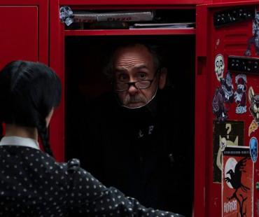 《星期三》曝幕后照 怪咖鬼才蒂姆·波顿频频现身