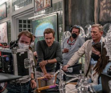 《利刃出鞘2》新片场照 丹尼尔·克雷格和诺顿出镜