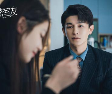 《我的秘密室友》收官 王牌律师与记者跨时空爱恋