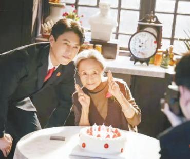 《底线》：现实温度的成功与伦理化策略的失灵