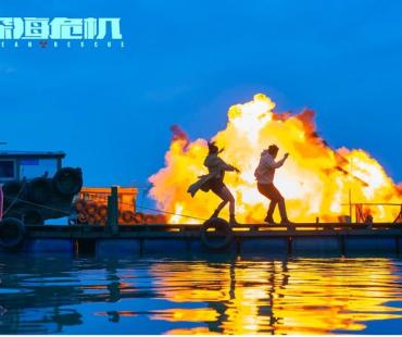 新主流电影《深海危机》先导海报发布，千钧一发，破浪出击！