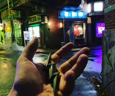 DC新作《闪电侠》核心街景揭露 导演手持主角标志