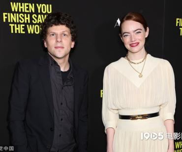 杰西·艾森伯格新片举行放映会 艾玛·斯通捧场