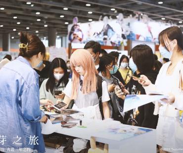 《铃芽之旅》空降广州漫展 铃芽同款门成热门打卡地