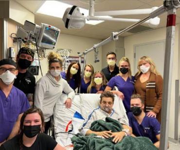 “鹰眼”杰瑞米·雷纳医院庆生 感谢医生辛苦付出