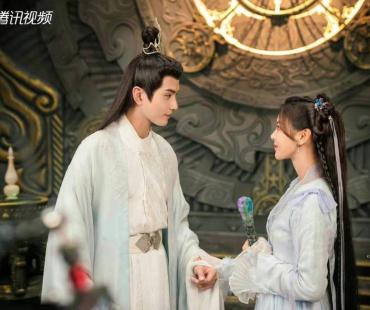 杨超越逆境扭转人生，《重紫》断层逆袭引热议