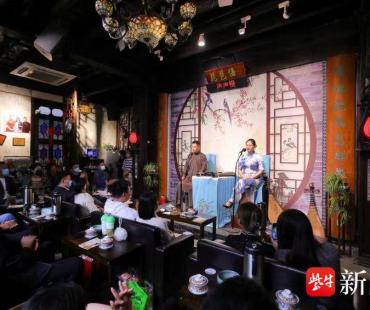 游客扎堆苏州平江路排长龙，为听一曲《声声慢》