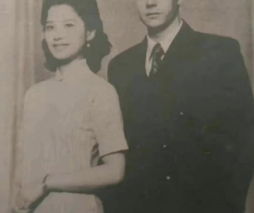 王一博张婧仪《无名》合照 西装旗袍造型复古十足