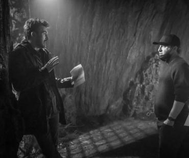 《红色一号》曝幕后照 克里斯·埃文斯与导演同框