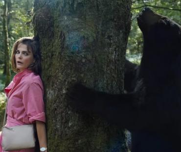 电影《可卡因熊》曝片段 疯狂棕熊袭击负伤警官