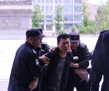 《天下无伤》曝海报定档11.18 美女老板遭尾随