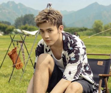 卫然《闻香榭》气氛担当 户外写真明朗朝气夏日少年