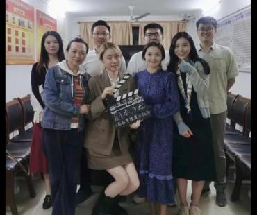 天山路街道自编自导并由居民自演的电影，居民看得好亲切！