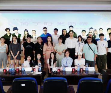 昕影影业杨刚携青年演员江雨乐出席《偷了时光的猫》发布会