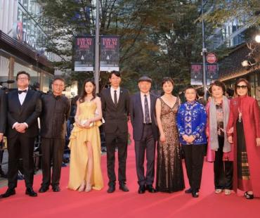 电影《夏来冬往》亮相东京国际电影节开幕红毯