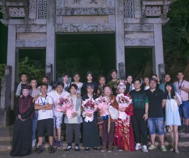 电影《九叔之石门疑案》近日在江西婺源篁岭顺利杀青