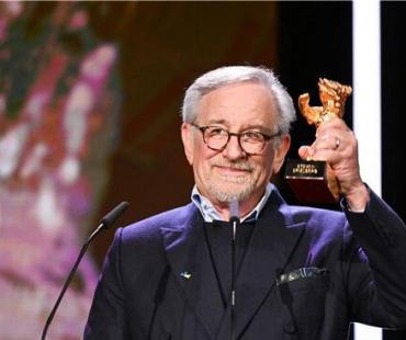 斯皮尔伯格获柏林电影节终身成就奖 激动亲吻奖杯