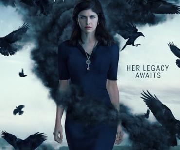 《梅菲尔女巫》发布新海报 女巫和乌鸦一起登场