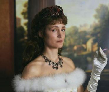 电影《胸衣》发布美版海报 “茜茜公主”直面观众