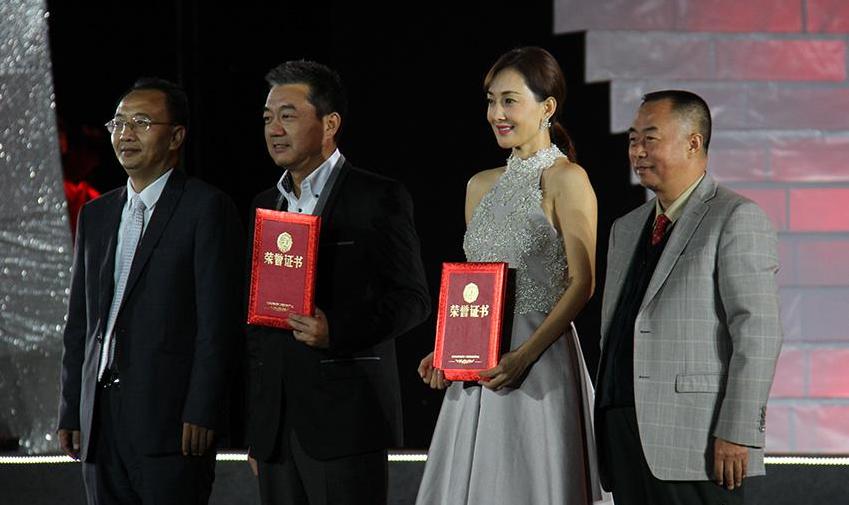 表演艺术家牛莉和董勇获得临沧荣誉市民称号