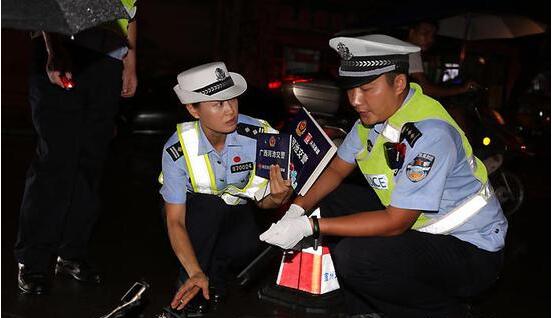 图为张雪艳在事故现场采访。警方供图