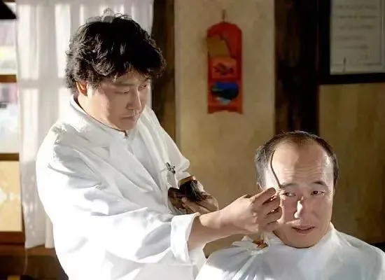 《孝子洞理发师》剧照