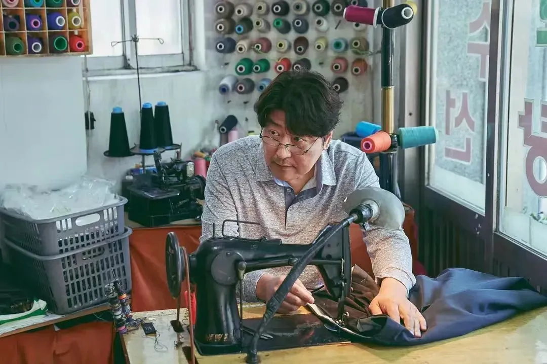 宋康昊在《掮客》中饰演尚贤