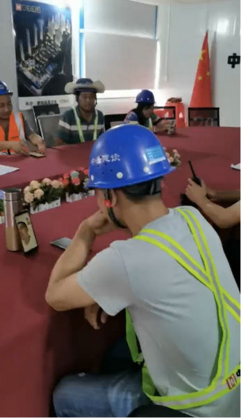 项目塔吊司机与亲人视频连线。