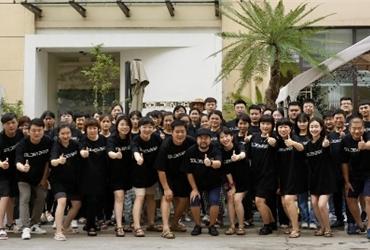 电影《那年海边的话语》顺利杀青，众主创合影留念