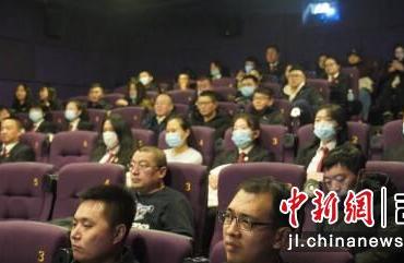 梨树法院组织干警观看电影《秀美人生》