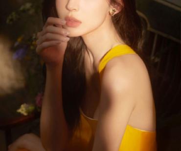 娜扎童话书插画感写真释出 长发披肩气质温柔